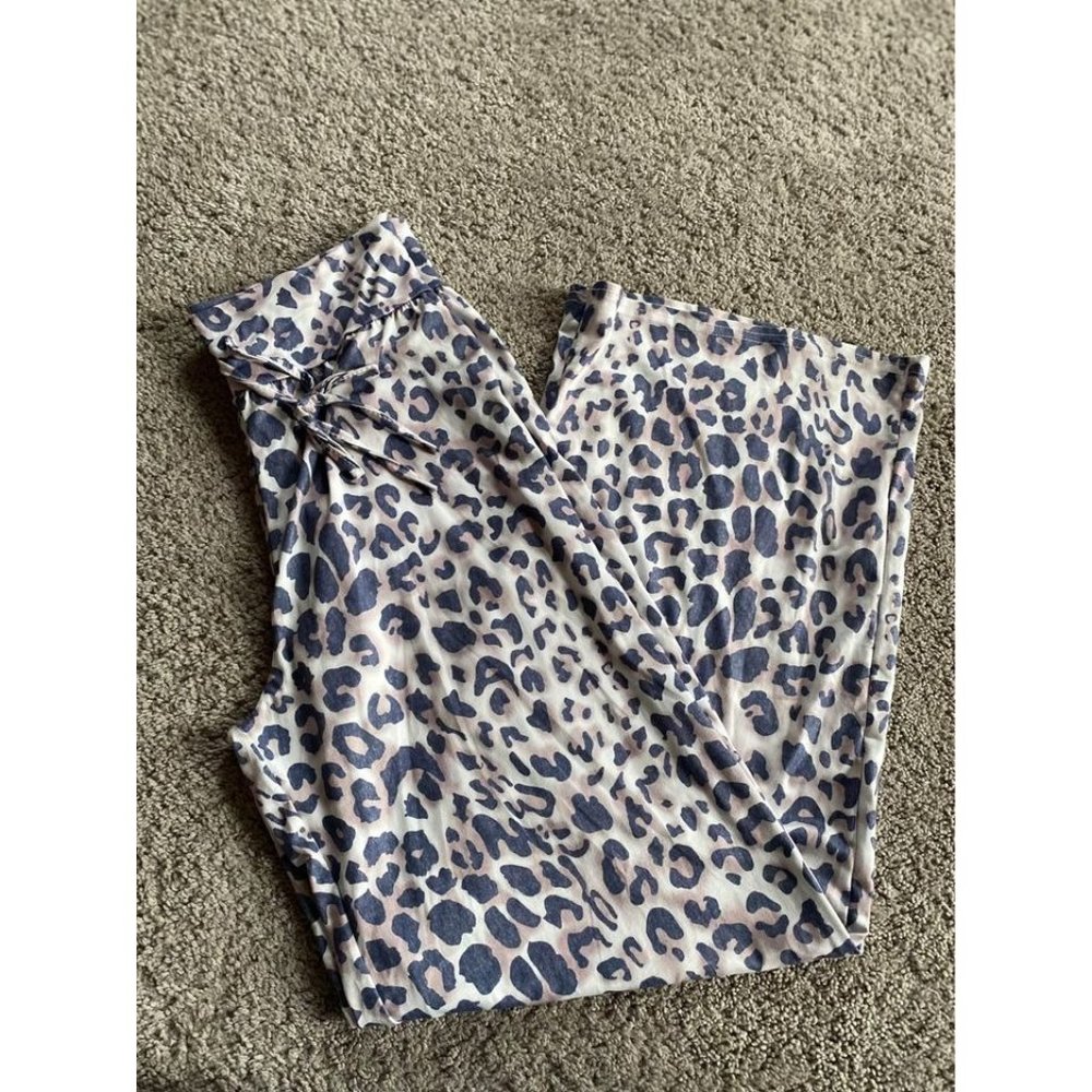 Lilly Posh Boutique women’s medium animal print pants